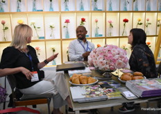 Daniel Mwambia (middle) having a conversation with, the ladies of Phoenix-Flower, Natalia Smirnove and Anastasia Maltseva